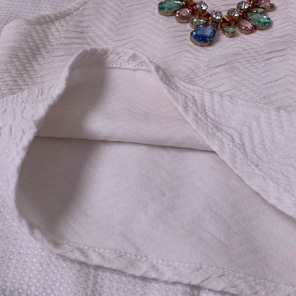 White sleeveless top with detachable necklace embellishment - Picture 5 of 7